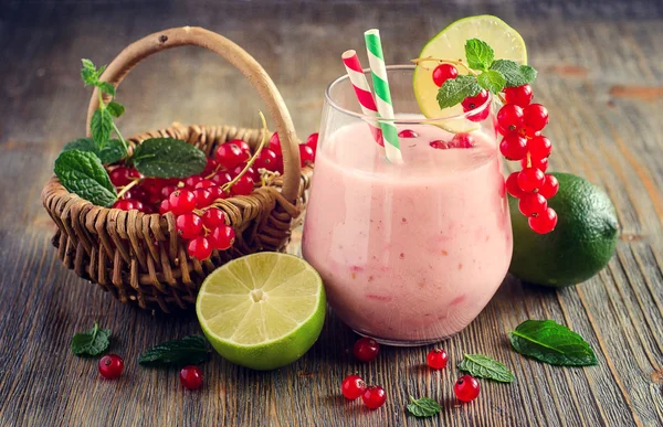 Bebida saludable de batido con bayas de grosella roja y lima, verano —  Fotos de Stock