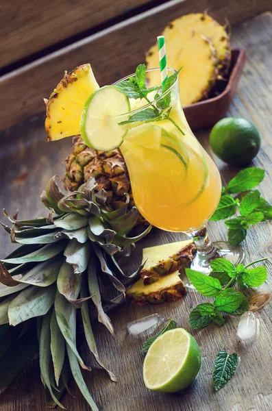 Bebida refrescante fría del cóctel de la manzana del pino con lima, menta e i — Foto de Stock