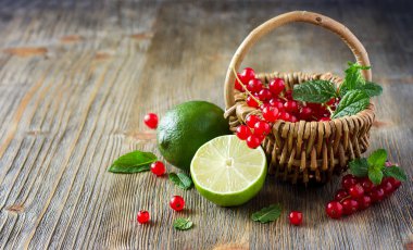 Sağlıklı Frenk üzümü çilek ve sağa sola rustik sepeti, taze kireç