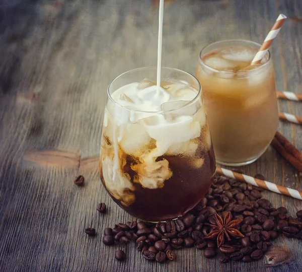 Κρύο δροσιστικό παγωμένο καφέ στο ποτήρι με κύβους πάγου και πουρί — Φωτογραφία Αρχείου