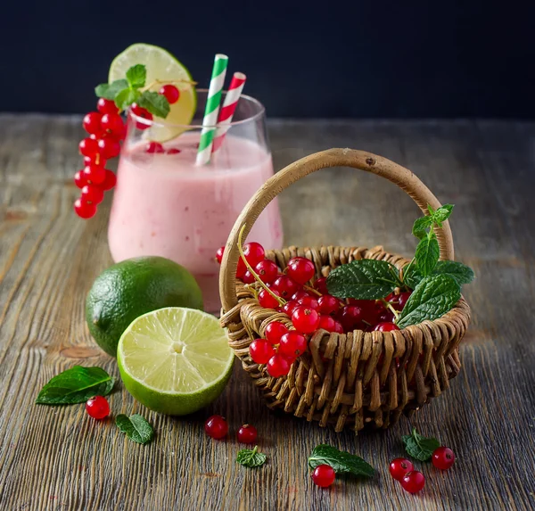 Zdrowy koktajl napój z porzeczki czerwone jagody i lipa — Zdjęcie stockowe