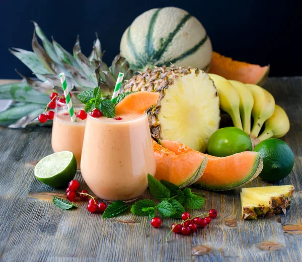 Smoothie boisson saine avec ananas et melon, vitamine et mourir — Photo