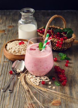 Berry güler yüzlü, müsli, fr ile sağlıklı kahvaltıda muzlu süt