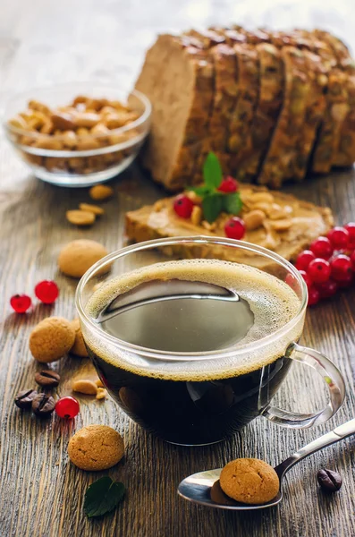 Tazza di caffè con biscotti e panino, spuntino sano — Foto Stock