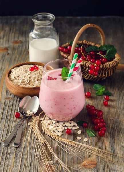 Berry smoothie, mleka wstrząsnąć na zdrowe śniadanie z musli, fr — Zdjęcie stockowe