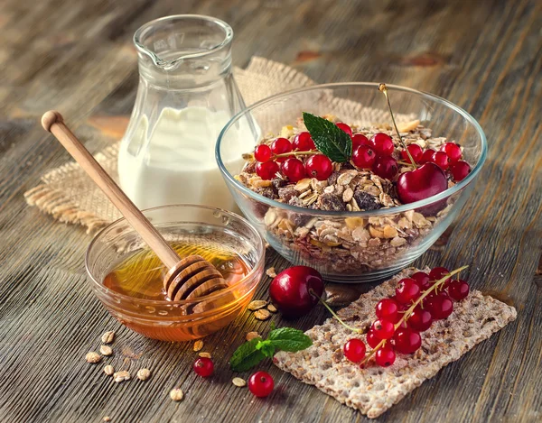 Colazione sana con muesli, frutti di bosco freschi, pane croccante, miele — Foto Stock