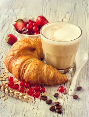 Kruvasan ve kahve, taze meyveler, reçel ve buğday çavdar, sağlıklı lezzetli breakfast