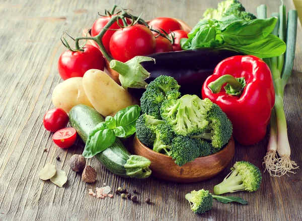 Овощи для приготовления здорового ужина, свежие вегетарианские ингредиенты — стоковое фото