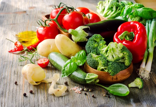 Verduras para cocinar una cena saludable, ingredientes veganos frescos —  Fotos de Stock