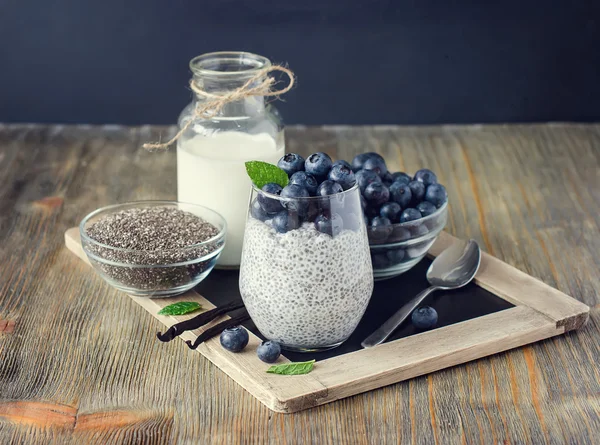 Desayuno saludable o merienda matutina con pudín de semillas de chía y b — Foto de Stock