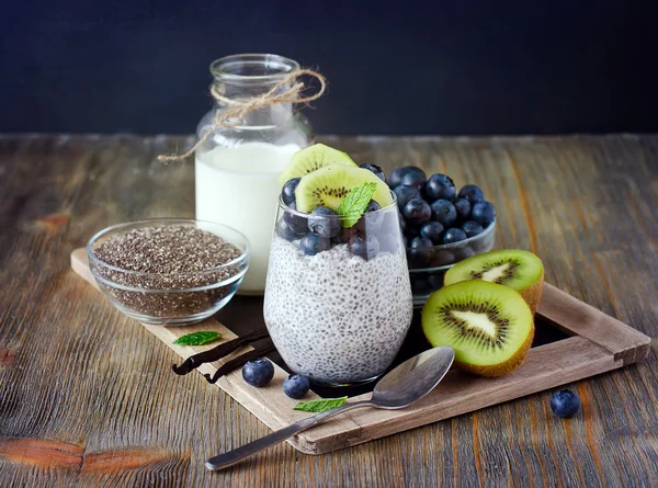 Chia 씨앗 푸딩 및 b 건강 한 아침 식사 또는 아침 식사 — 스톡 사진