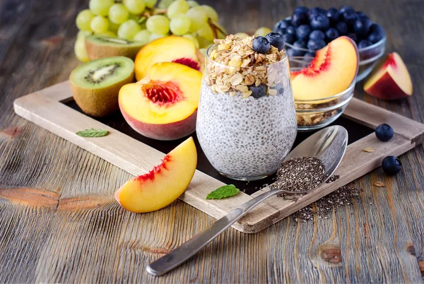 Café da manhã saudável ou lanche matinal com pudim de sementes de chia, gran — Fotografia de Stock