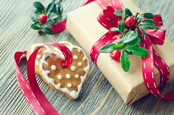 Caixa de presente de Natal vintage e biscoitos de gengibre em bac de madeira — Fotografia de Stock