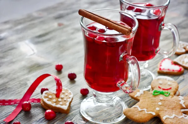 Mulled wine with cranberry and gingerbread cookies copy space — Stock Photo, Image