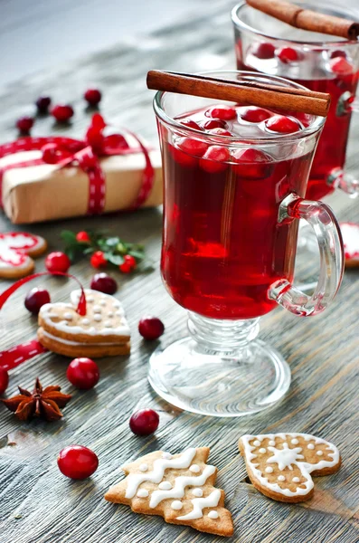 Kızılcık, kurabiye ve Noel süslemeleri ile mulled şarap — Stok fotoğraf