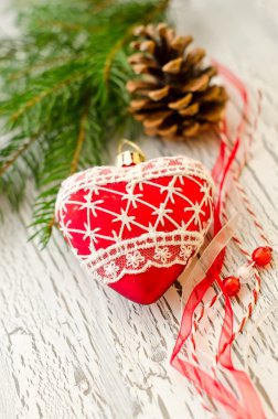 Kırmızı kalp ve koni ile Noel decoraion tebrik kartı