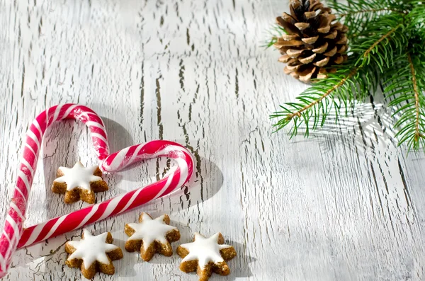 Decoraion de Natal com bastões de doces e espaço de cópia de biscoitos estrela — Fotografia de Stock