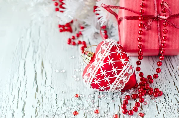 Kerstmis rode huidige doos met een hart decoratie kopie ruimte — Stockfoto