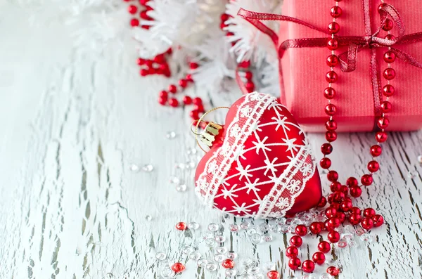 Caja regalo roja de Navidad con un espacio de copia de decoración de corazón — Foto de Stock