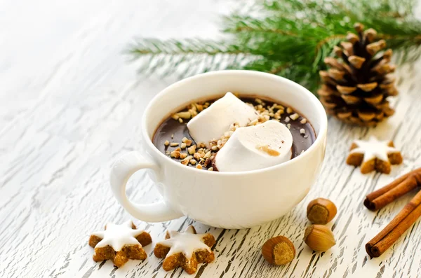 Copa de chocolate caliente con malvaviscos y canela Navidad co Imagen de stock