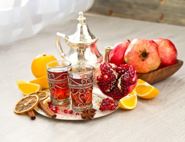 Metal çaydanlık ve meyve ile geleneksel Arapça çay