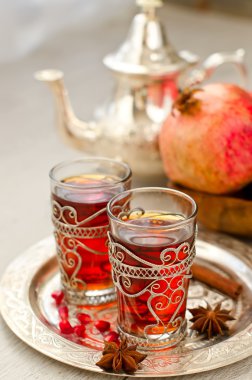 Fas ve glasse metal çaydanlık ile geleneksel Arapça çay