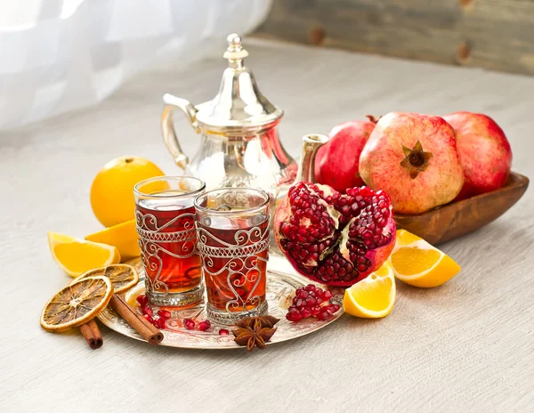 Thé arabe traditionnel avec théière en métal et fruits — Photo