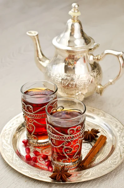 Thé arabe traditionnel avec théière en métal et verres verticaux — Photo