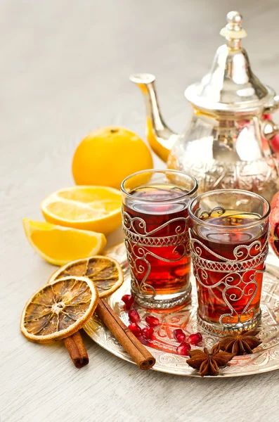 Té árabe tradicional con tetera de metal y vasos verticales — Foto de Stock