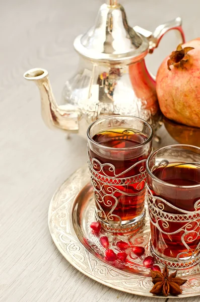 Thé arabe traditionnel avec théière en métal et verres verticaux — Photo