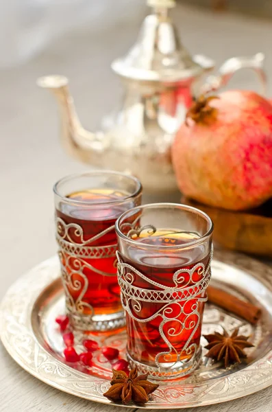 Thé arabe traditionnel avec théière en métal du Maroc et glasse — Photo