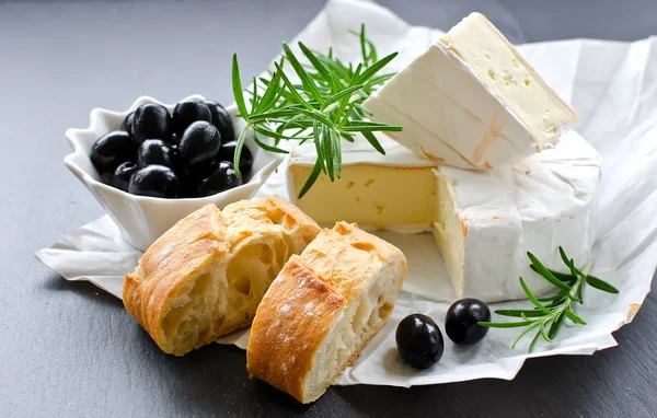 French soft cheese brie with bread, olives and rosemary — Stock Photo, Image