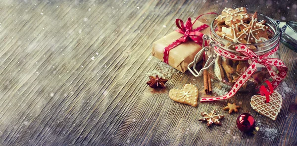 Biscoitos de gengibre de Natal, decoração de mesa rústica festiva — Fotografia de Stock