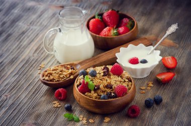 Granola ve çilek, ahşap backgro ile taze sağlıklı kahvaltı