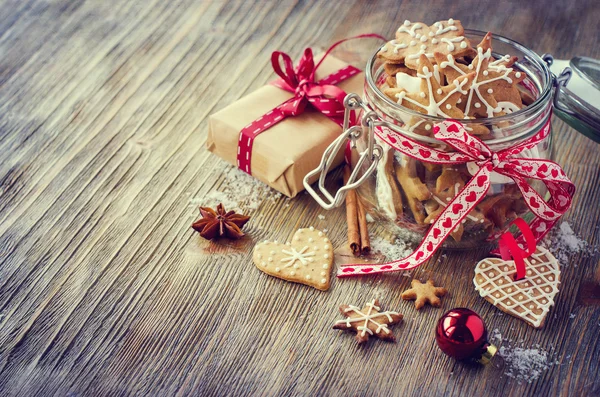 Biscoitos de gengibre de Natal, decoração de mesa rústica festiva — Fotografia de Stock