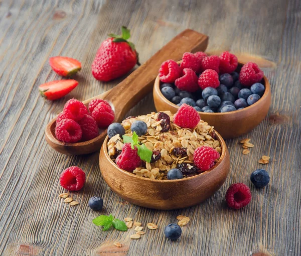 Desayuno fresco y saludable con granola y bayas, fondo de madera —  Fotos de Stock