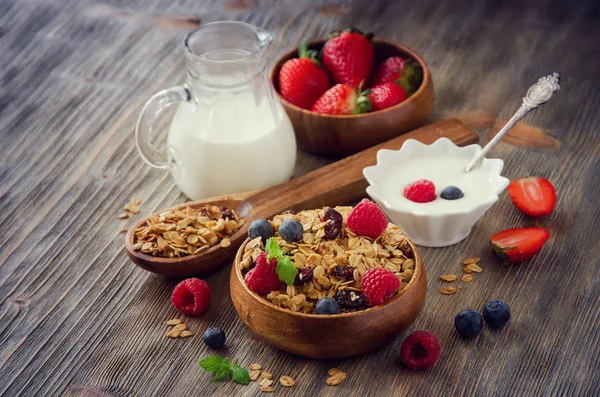 Desayuno fresco y saludable con granola y bayas, fondo de madera —  Fotos de Stock