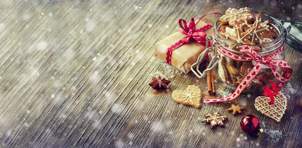 Galletas de jengibre de Navidad, decoración de mesa rústica festiva Imágenes de stock libres de derechos