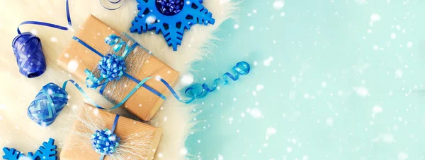 Винтажные рождественские подарочные коробки на голубом фоне копирования пространства — стоковое фото