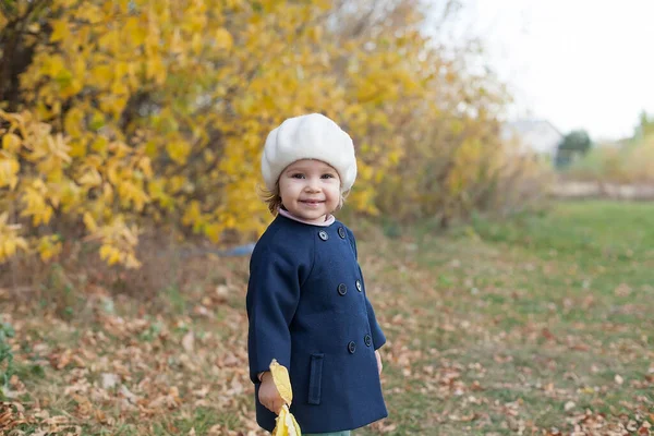 Осенний Портрет Счастливой Девочки Гуляющей Парке Лесу Теплых Вязаных Шарфах — стоковое фото