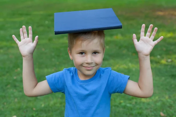 Schattig Jongetje Lees Een Boek Het Park — Stockfoto