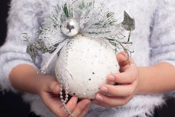 Navidad Año Nuevo conjunto con bola de Navidad en la mano —  Fotos de Stock