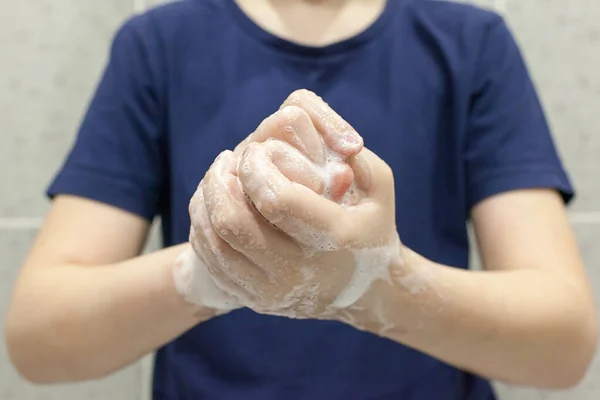 Fechar-se da pessoa que lava mãos isoladas. Limpeza e conceito de cuidados com o corpo. — Fotografia de Stock