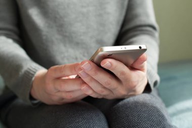 Akıllı telefonu tutan eller. Modern dünyada bir iletişim aracı.
