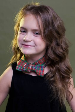 Rüya gibi küçük prenses. Stüdyo geçmişinde sevimli küçük bir kız.