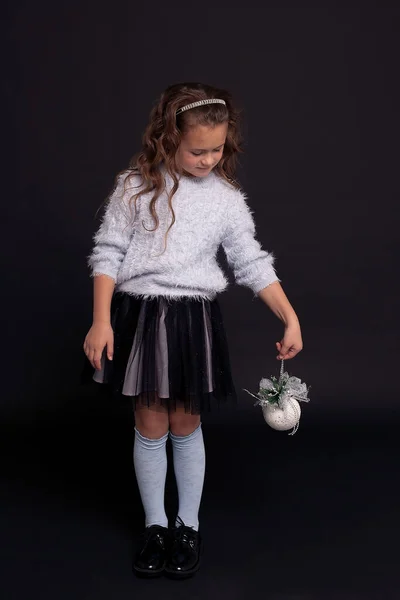 Una Bambina Seduta Bellissimo Vestito Tiene Mano Giocattolo Dell Albero — Foto Stock