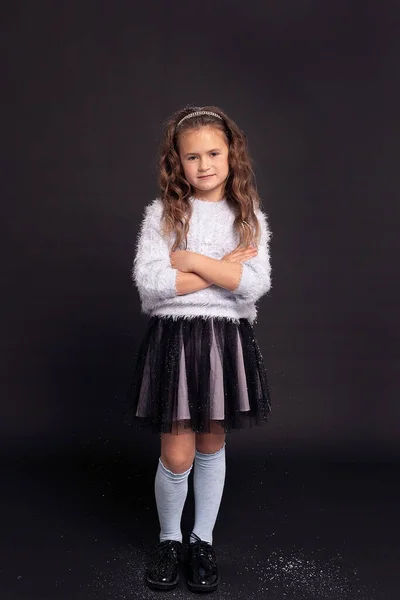 Мечтательная Маленькая Принцесса Милая Маленькая Девочка Темном Фоне Студии — стоковое фото