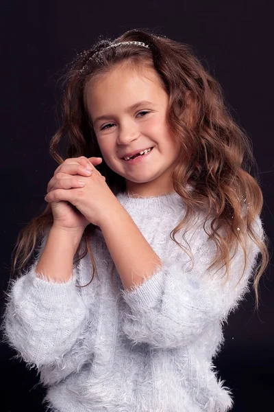 美しいです女の子のヨーロッパの外観とともに長いブロンドの髪でクリスマスドレスポーズのために写真 — ストック写真