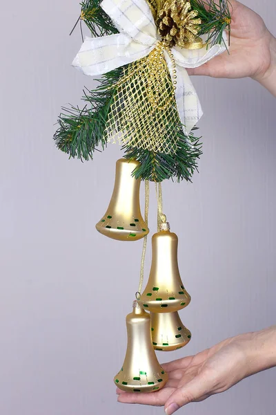 クリスマスのおもちゃの鐘 鐘のコーンの鐘 モミの枝と赤いボールのペア 白い背景に鐘 — ストック写真