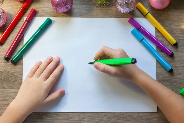 Mãos Desenha Uma Árvore Natal Com Uma Caneta Feltro Colorido — Fotografia de Stock